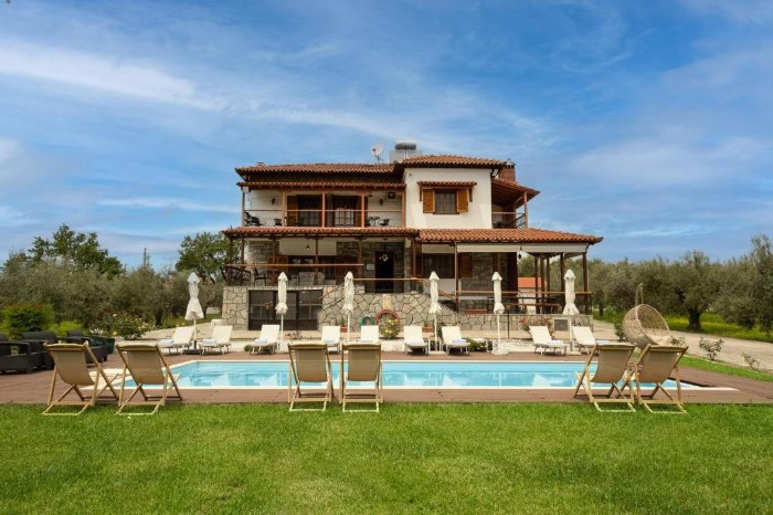 KALISUN POOL HOUSE by Georgalas